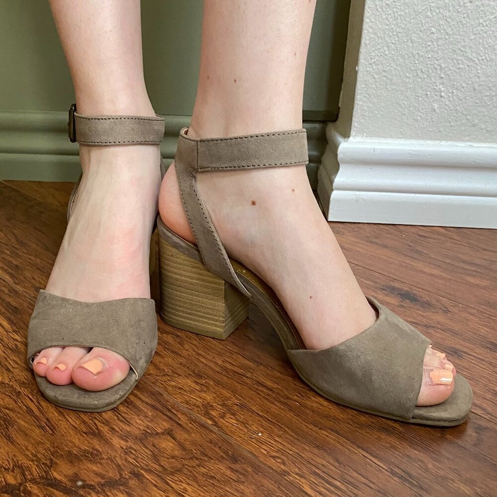 Universal Thread Open Taupe Microsuede 1/4 Strap Heeled Pump Sandals 